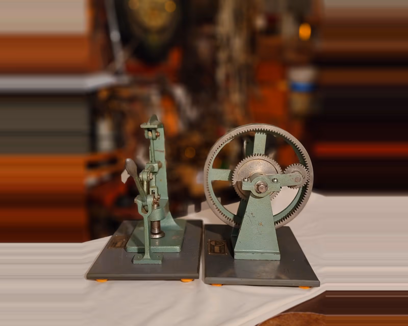 Deux outils pédagogiques soviétiques — Système multiplicateur et système de pression — vue principale