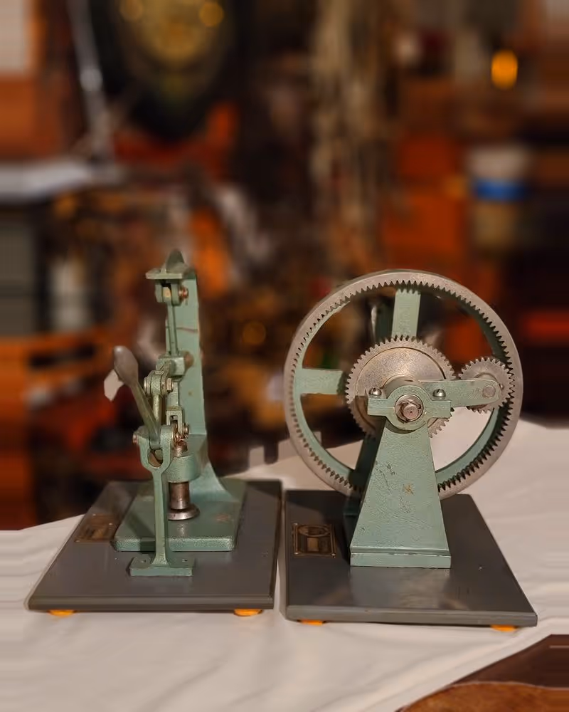 Deux outils pédagogiques soviétiques — Système multiplicateur et système de pression