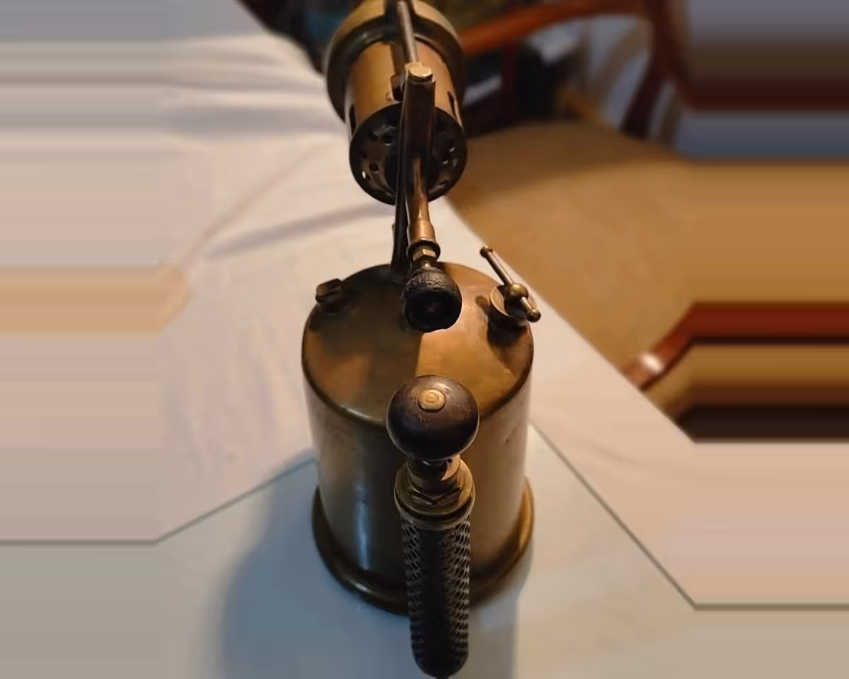 Très grande lampe à souder F. J. Vesta classe C — détail