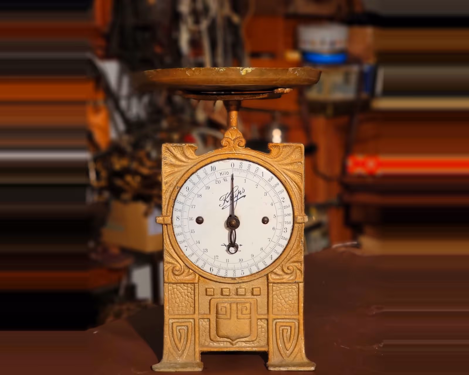 Balance Krups des années 1930 en fonte émaillée — vue principale
