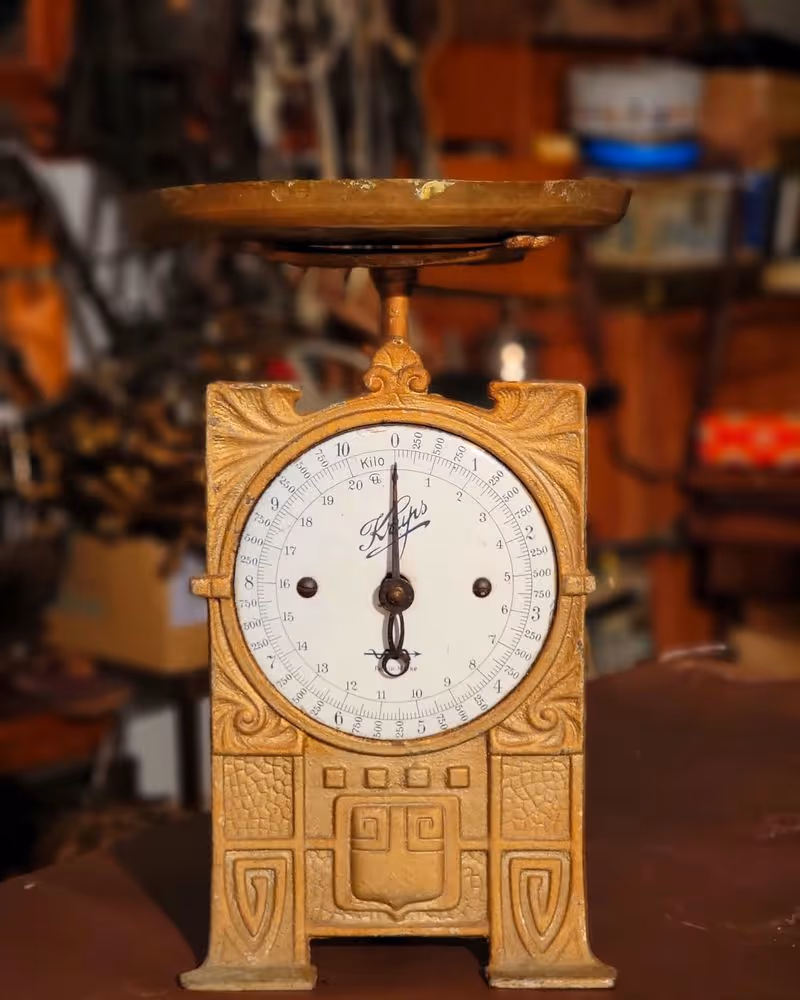 Balance Krups des années 1930 en fonte émaillée