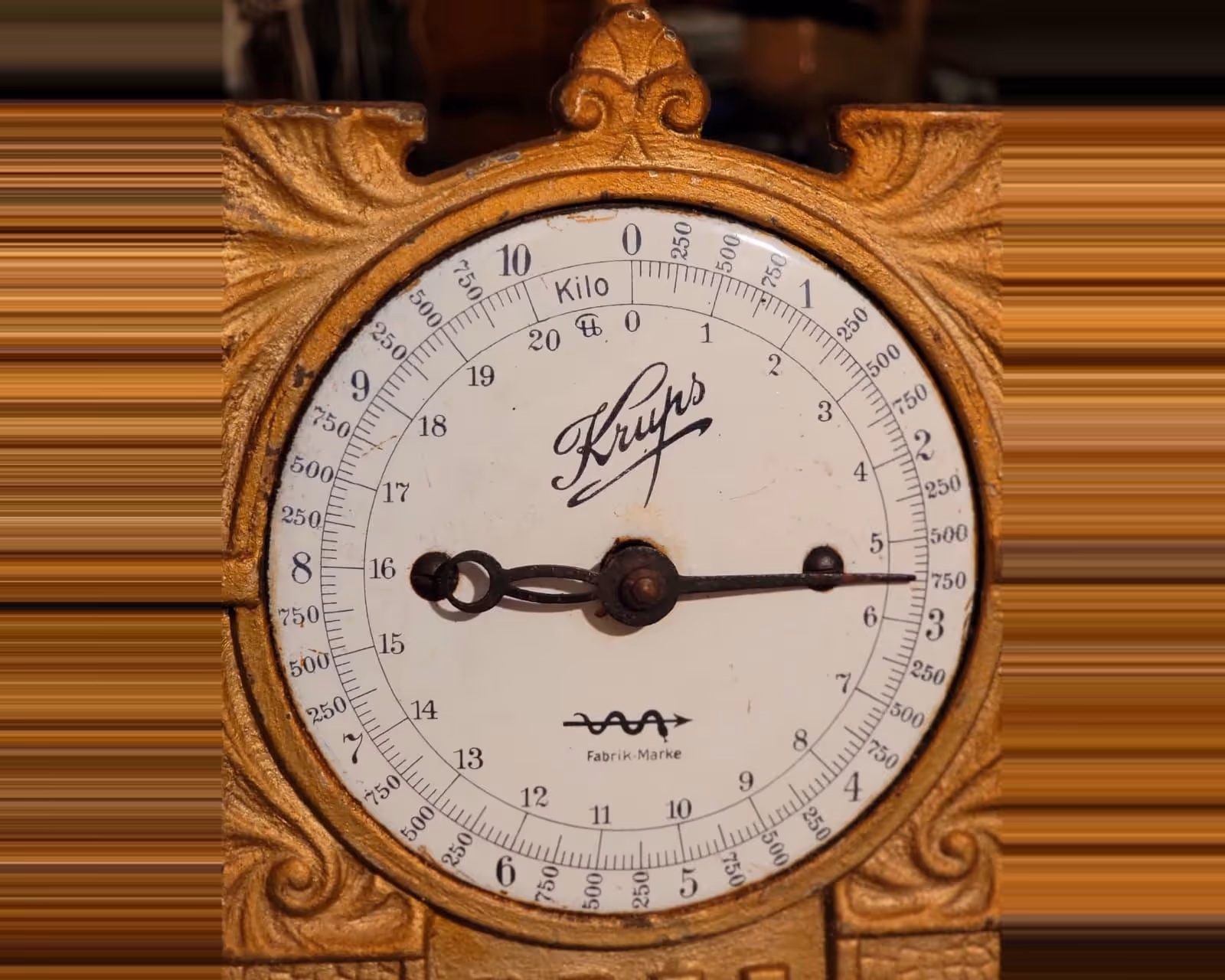 Balance Krups des années 1930 en fonte émaillée — détail