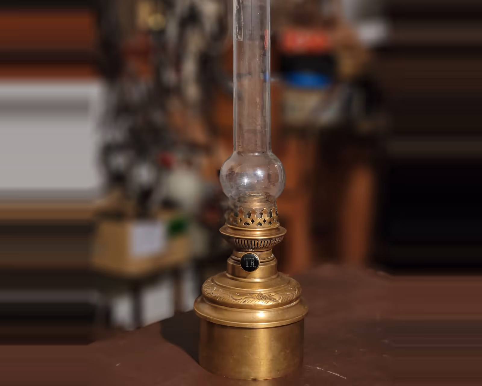 Lampe à pétrole en cuivre — vue principale
