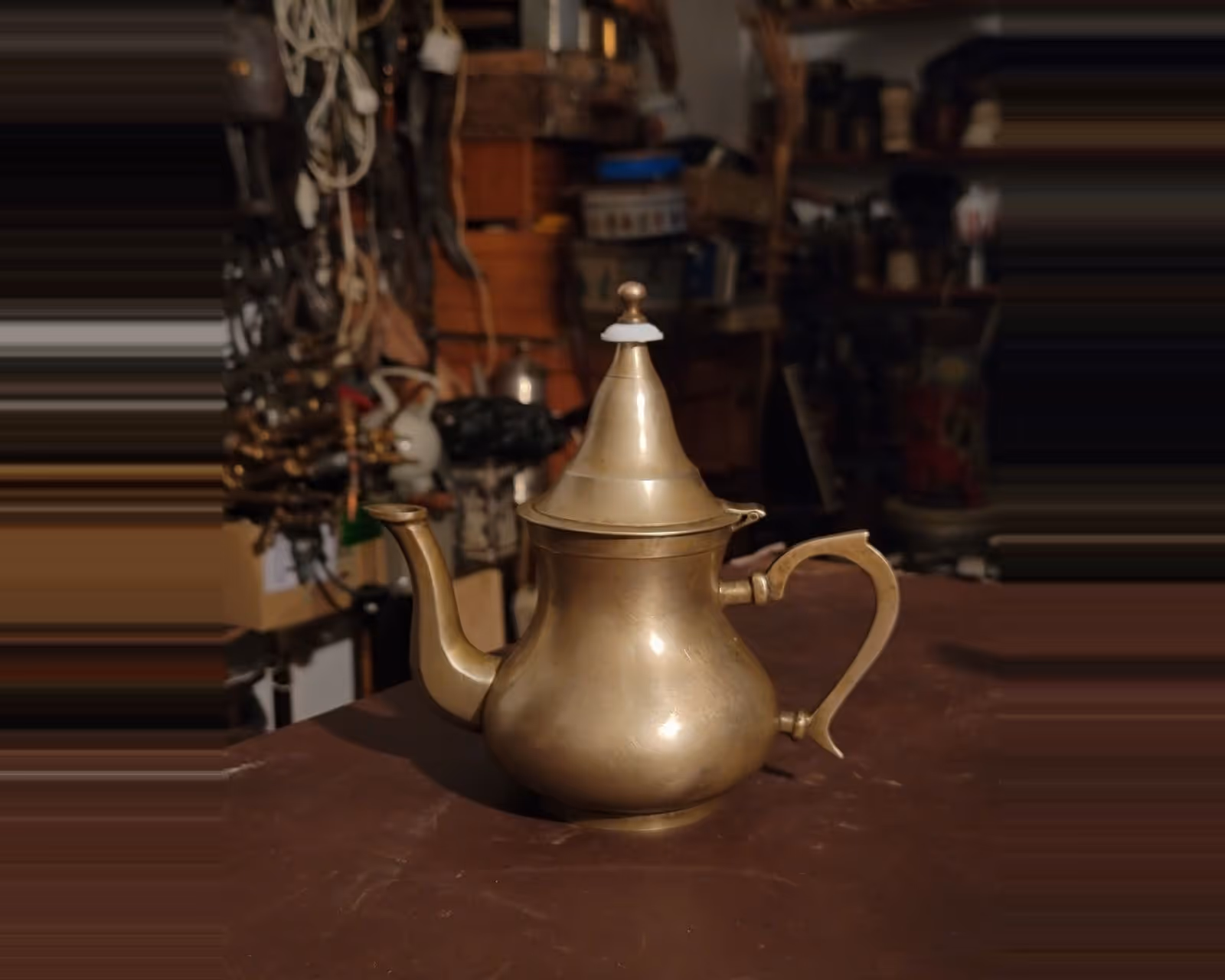 Théière en cuivre — vue principale