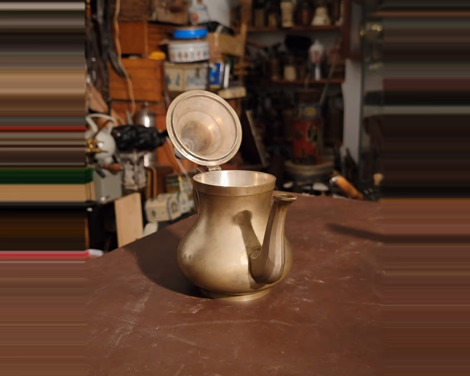 Théière en cuivre — détail