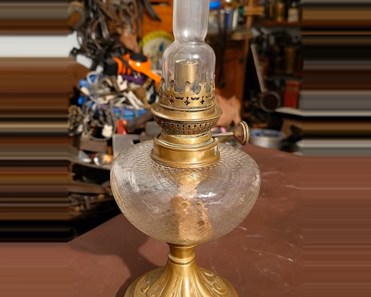 Grande lampe à pétrole en verre — détail