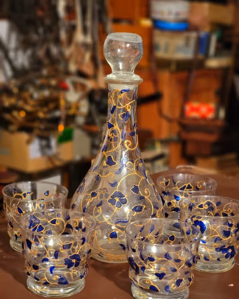 Service à eau émaillé signé Abderrahmane Kahlane — Carafe et verres