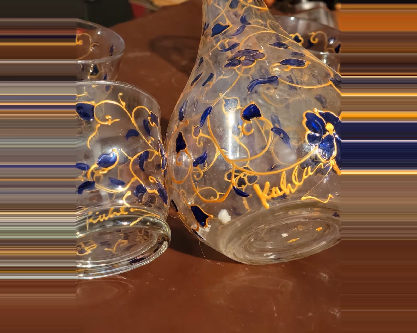 Service à eau émaillé signé Abderrahmane Kahlane — Carafe et verres — détail