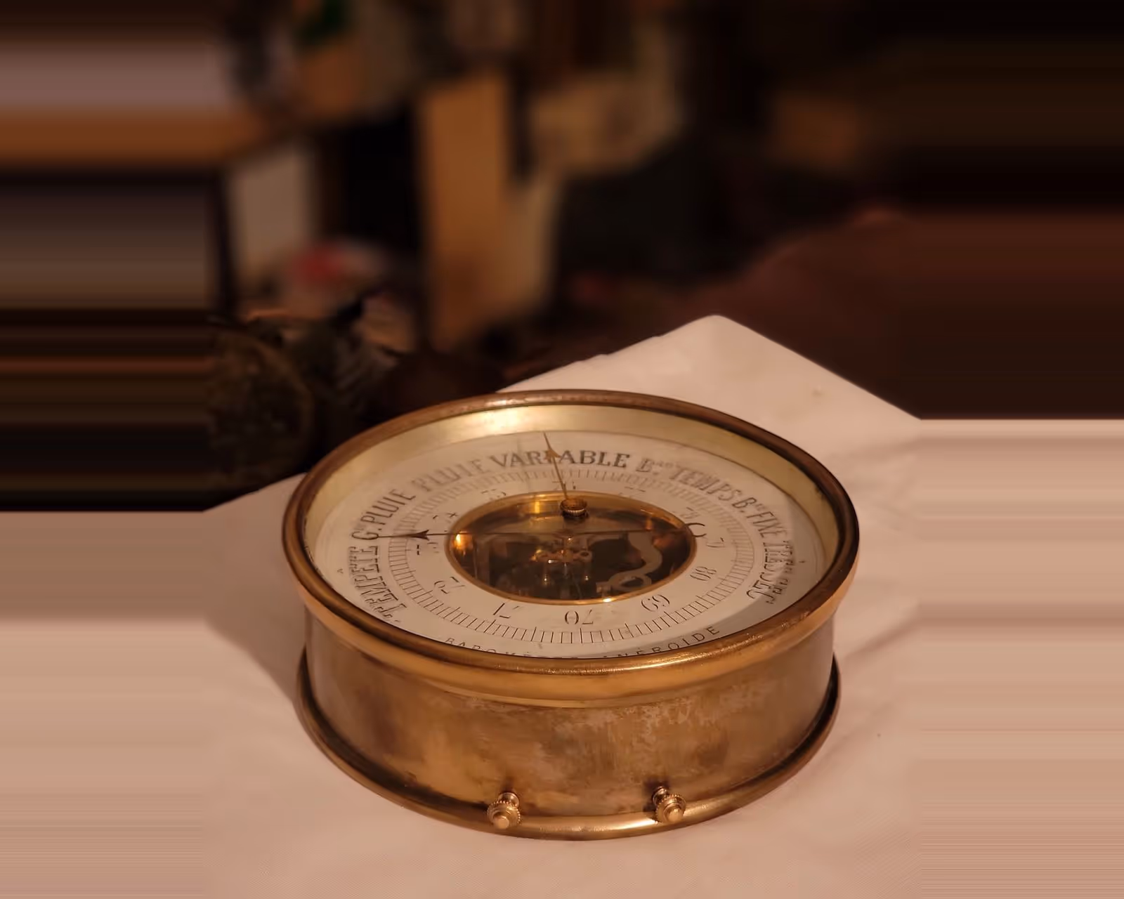 Baromètre en cuivre — détail