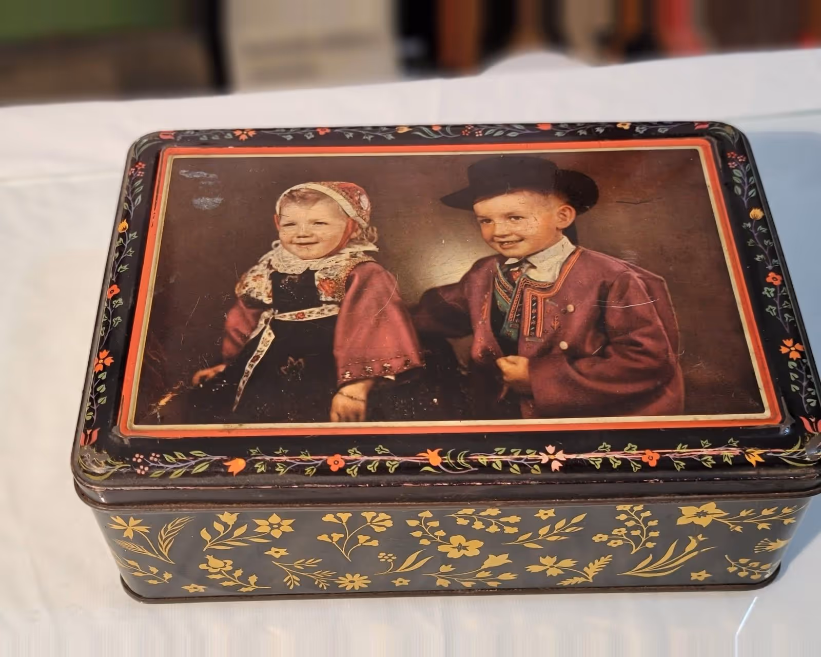 Ancienne boite à gâteau