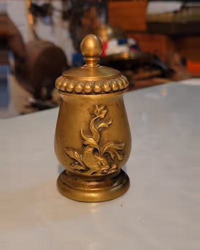 Moulin à poivre en bronze
