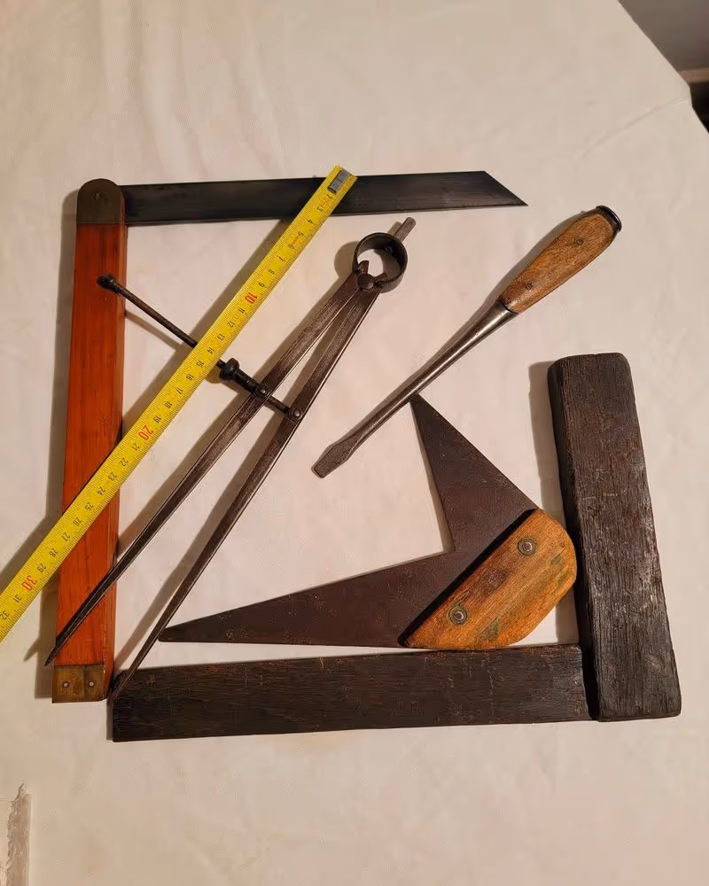 Lot d'outils anciens.