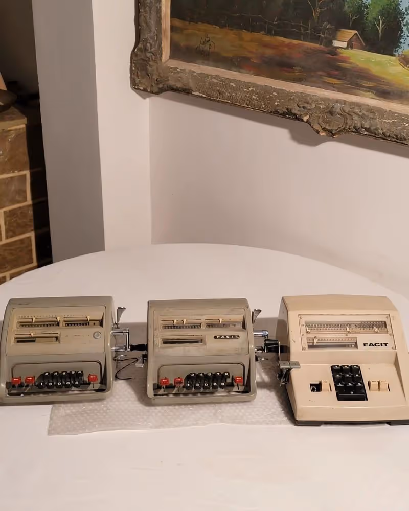 Trois anciennes calculatrices mécaniques