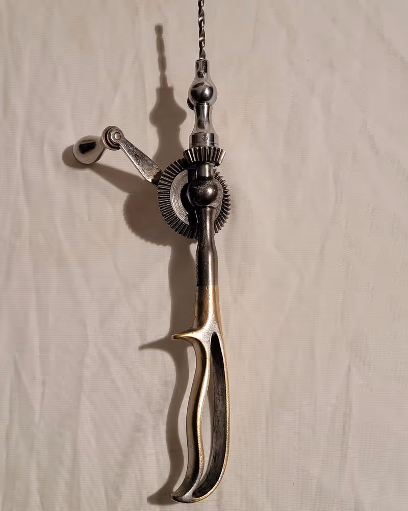 Ancienne chignole médicale à main