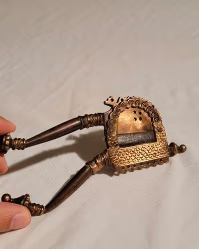 Vieux coupe-noix de bétel en laiton indien